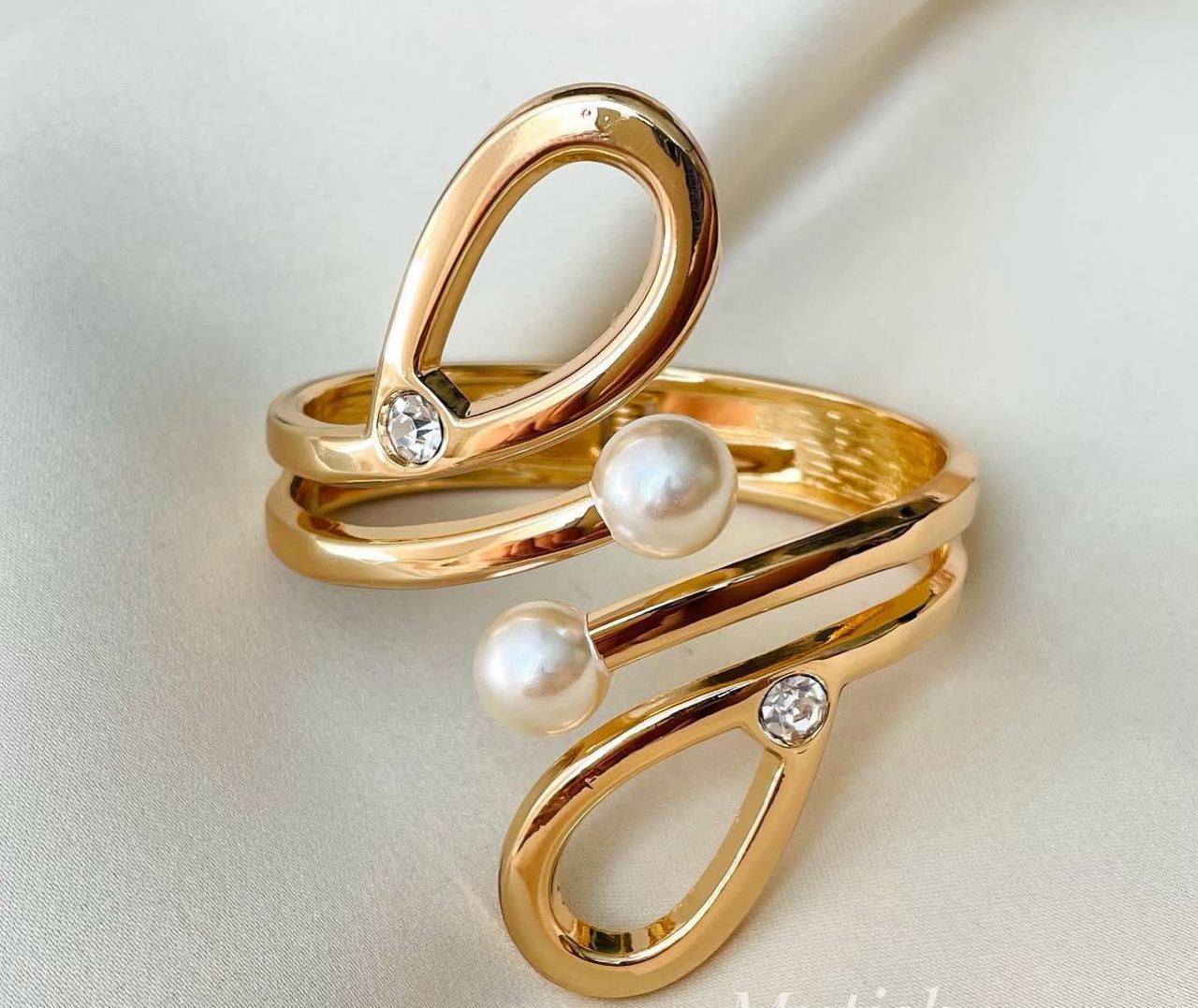 Golden Pearl Teardrop Bracelet