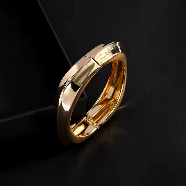 Modern Gold Sleek Bracelet